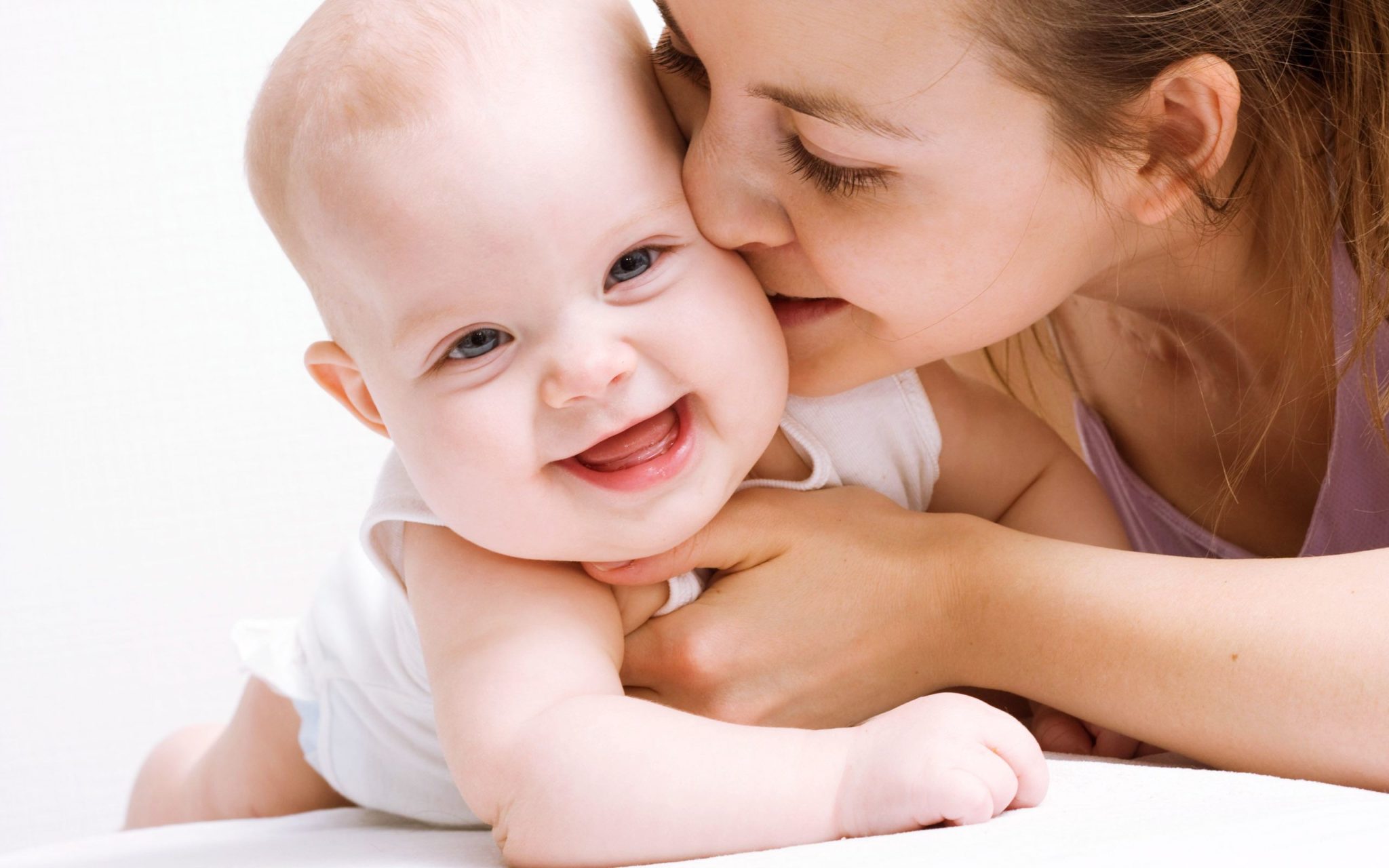 Мама с младенцем. Лепет ребенка. Младенческий возраст. Мама с ребёнком на руках. Женщина с ребенком на руках.